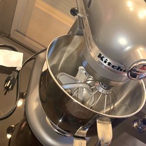 KitchenAid Artisan Series 5 Quart Stand Mixer